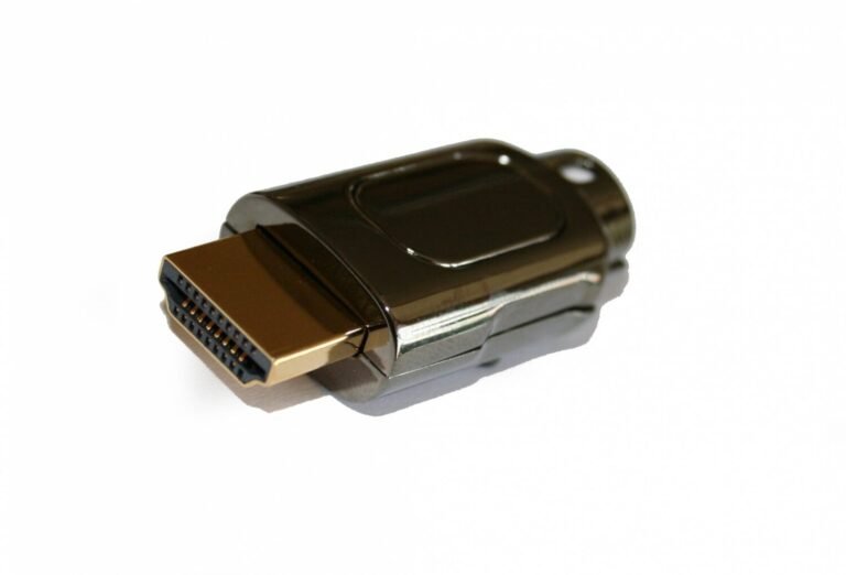 Elektromos csatlakozó és HDMI aljzat